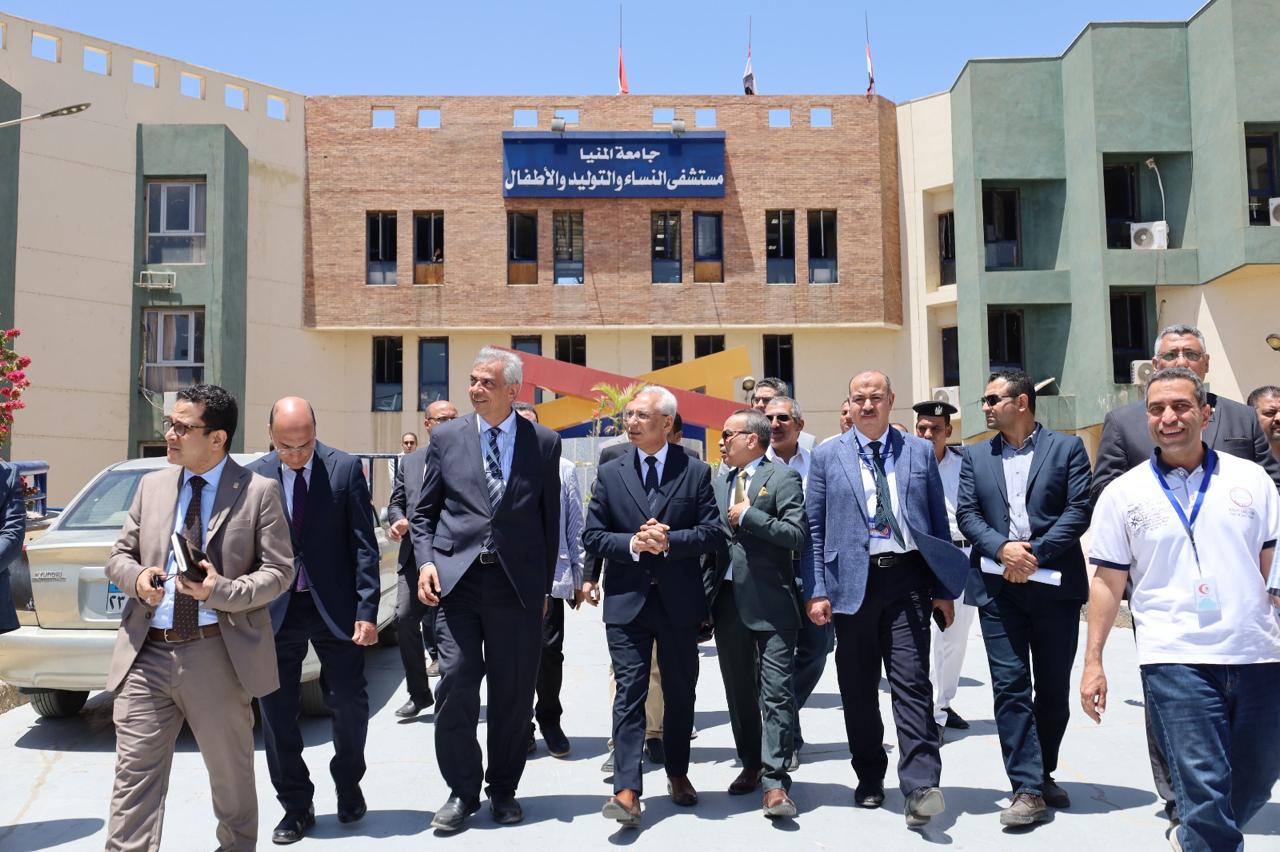 رئيس جامعة  المنيا يتفقد مستشفي النساء